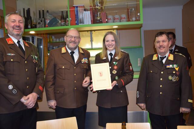Auszeichnung mit dem Verdienstkreuz  in Bronze für  Jugendwartin LM.d.F.Cornelia Rappel