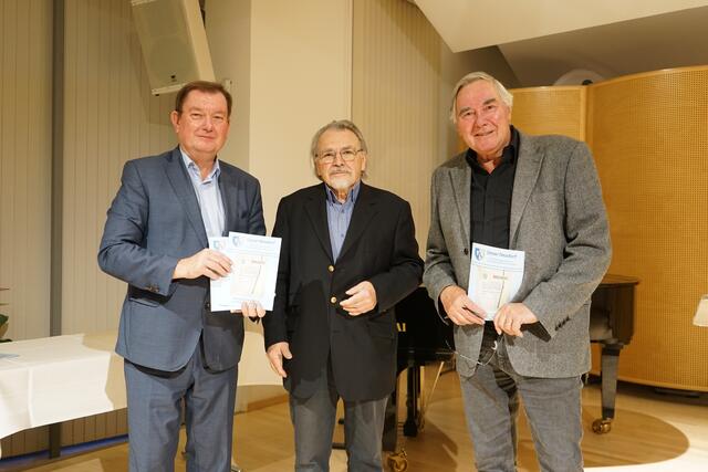 Bürgermeister Herbert Janschka, Archivleiter Peter Csendes und Kulturreferent Niki Patoschka präsentieren die neue Archivmitteilung und laden zur Jahresausstellung des Gemeinde-Archivs ein. | Foto: Heidi Gaganas
