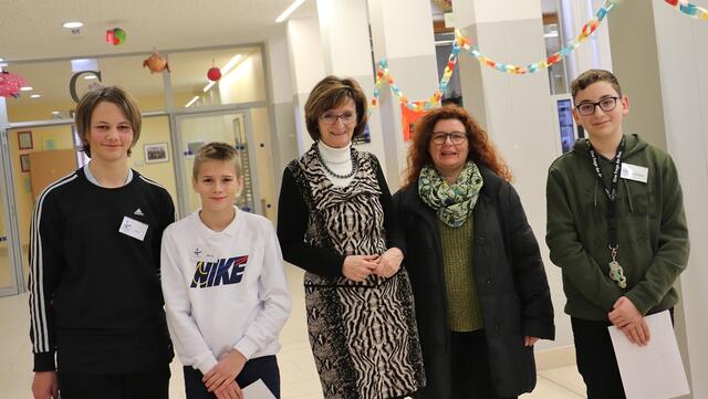 MS-Dir. Gertrud Hohenegger und GR Sandra Goldberg mit den Schülern Alex,  Matej und Alexander, die wie viele ihrer Schulkollegen Besucher durch das Schulgebäude führten und kompetent Auskunft gaben.  | Foto: Edith Ertl