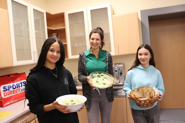 Lehrerin Hannah Oberperfler mit Lara und Lilly tischten gesunde Aufstriche auf. | Foto: Edith Ertl