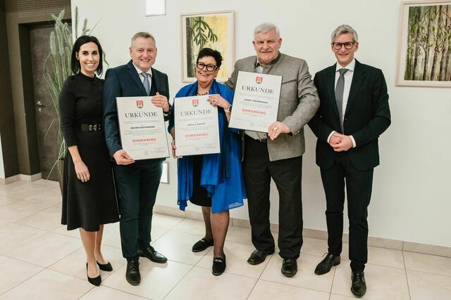 Bruno Roitinger (2.v.l.), Ursula Beham (3.v.l.) und Josef Greinöcker (4.v.l.) wurde je eine Ehrenring verliehen. | Foto: Sophia Hartsch