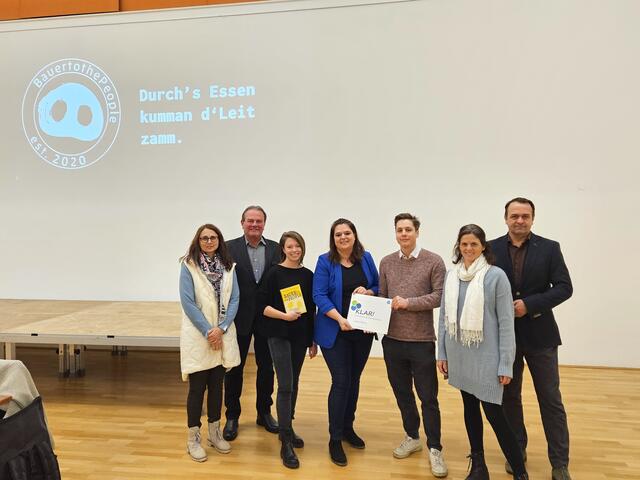 Gemeinsam mit Eltern, Lehrerinnen und Lehrern diskutierte Bianca Blasl (3.v.li) über die Lebensmittelproduktion, Landwirtschaft und Politik. | Foto: REV Naturpark Leiser Berge