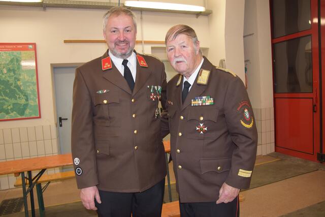 HBI Robert Köppel mit EBR und langjährigen HBI der FF Schamberg Franz Herg