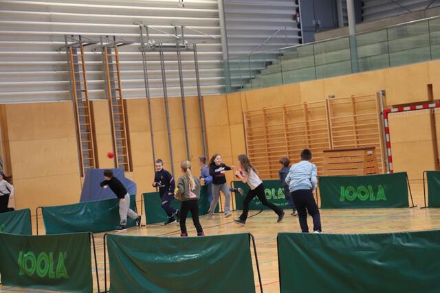 Spaß und Bewegung in der Sporthalle: Lehrer Claudio Lipp lud zu einer Art Paintball-Match mit Softbällen.  | Foto: Edith Ertl