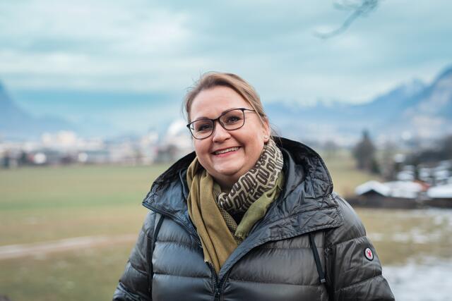 Gemeinderätin Iris Kahn betont, dass trotz hoher Investitionen in die Wörgler Straßen, die meisten Bushaltestellen immer noch unattraktiv und ohne Sitzgelegenheiten wären. | Foto: Wörgler Grünen