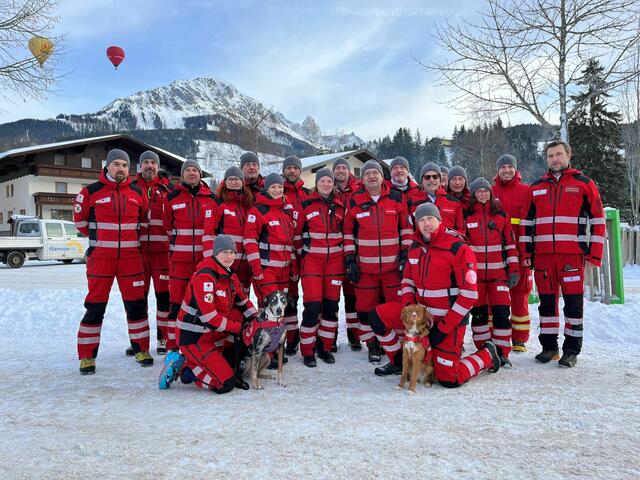 Die Rotkreuz-Suchhundestaffel mit Landesrettungskommandant Stefan Herbst (2 Reihe, rechts) in der Trainingswoche in Filzmoos. | Foto: Rotes Kreuz Salzburg