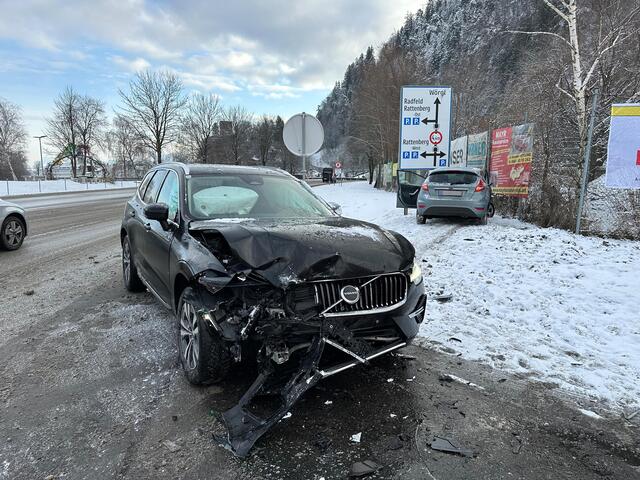 In Brixlegg kam es am Dienstagmorgen zu einem Verkehrsunfall mit drei Verletzten. | Foto: ZOOM.TIROL