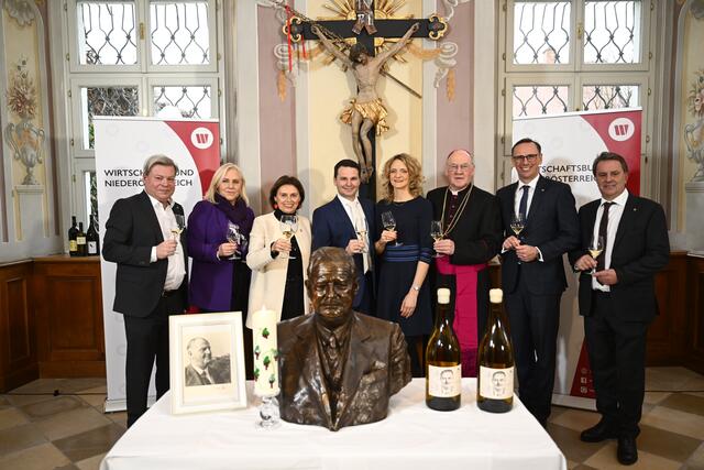 WBNÖ Direktor Harald Servus, ÖVP Delegationsleiterin und Abgeordnete zum Europaparlament Angelika Winzig, Staatssekretärin Susanne Kraus-Winkler, Claudia und Florian Alphart, Diözesanbischof Alois Schwarz, Klubobmann Jochen Danninger und WBNÖ Landesgruppen-Obmann Präsident Wolfgang Ecker. | Foto: WBNOE/Imre Antal