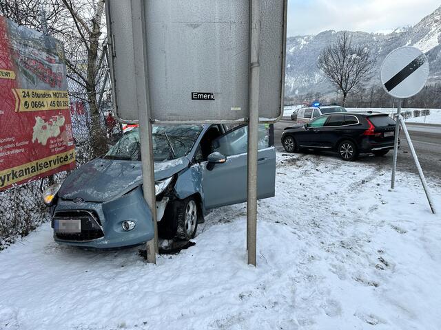 In Brixlegg kam es am Dienstagmorgen, den 16. Januar 2024, zu einem Verkehrsunfall mit drei Verletzten. | Foto: ZOOM.TIROL
