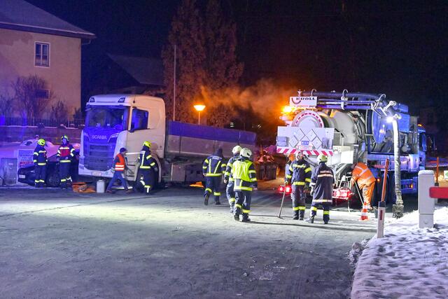 Weil der Lkw einen Stein gerammt hat, riss der Tank des Fahrzeuges auf.