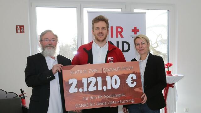 (v.l.n.r.) MR Dr. Urban Schneeweiß (Bezirksrettungskommandant), Andreas Böck (SPÖ) und Kornelia Ahrer (Rot-Kreuz-Markt s'Körberl).