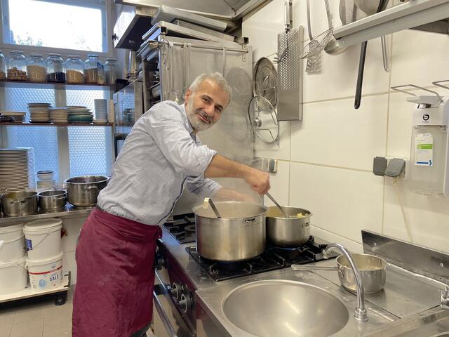 Youkhana "Johan" Ishak in seiner Küche in Hernals. | Foto: Michael J. Payer