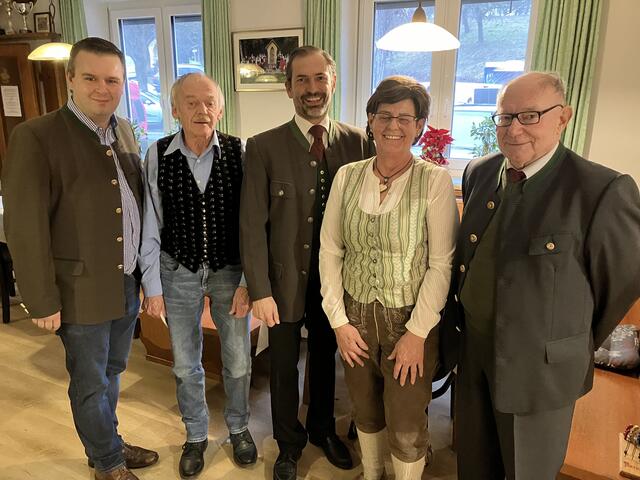 Von links: Ortsparteiobmann Marco Furian, Kassier Willibald Maier, Nationalratsabgeordneter Christian Ragger, Obfrau Eleonore Maier, Obmann-Stv. Heinz Leitner. | Foto: Privat