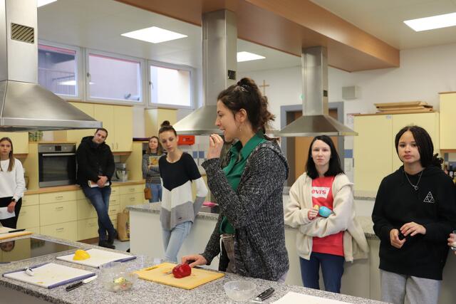 In der Schulküche erklärte Lehrerin Hannah Oberperfler den Krallengriff, mit dem fingerschonend Gemüse geschnitten wird.  | Foto: Edith Ertl