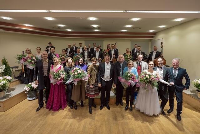 Vordere Reihe: Brigitta Simon, Andreas Jankowitsch, Doris Fuschlberger, Christine Scharfetter (Geschäftsführung Tourismusverband Hochkönig und Hochkönig Tourismus GmbH) Brigitta Pallauf, Bernhard Pfaffelmaier, Klaus Portenkirchner (Bürgermeister Dienten), Ulrike Ottino, Markus Burgschwaiger, Beate Gramer, Bernardo Ribeiro und Norbert Kollbauer (Obmann Tourismusverband Hochkönig), dahinter die Musiker des Wienerklassik Orchesters | Foto: Hochkönig Tourismus GmbH