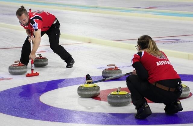 Präzisionsarbeit – beim Curling entscheiden oft nur wenige Zentimeter – das Wischen mit dem Besen beeinflusst die Laufrichtung des Steins. | Foto: DCCL