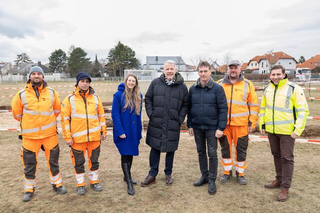 Generationenpark: Thomas Schön, Christian Kleinrath, Sarah Voit (Gruppe Sport, Jugend &amp; Archiv), Bürgermeister Klaus Schneeberger, Gemeinderat Franz Hatvan, Thomas Hartl und Grünraum-Leiter Florian Fux. | Foto: Stadt Wiener Neustadt/Weller