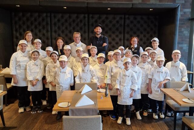 Mini Köche mit v.l. letzte Reihe Ernährungspädagogin Kerstin Sagmeister, Dr. Bettina Rabitsch (Marketingleiterin Frierss Spezialitäten), KKK-Präsident Günter Walder, Küchenchef Patrick Pass (Frierss Feines Haus), Annika (Schülerin der FBS Warmbad), | Foto: Frierss Feines Haus