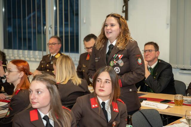 Wie die Jugendbeauftragte LM d.F. Anna-Marie Häuplik der FF Mautern berichtete, beeindruckte die Jugendarbeit im vergangenen Jahr mit insgesamt 1.779 geleisteten Stunden. | Foto: BFV Leoben/Stefan Riemelmoser