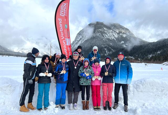 Stolze Tiroler Meister 2023 mit Sportkoordinator David Jenewein und Präsident Julius Skamen | Foto: Julius Skamen