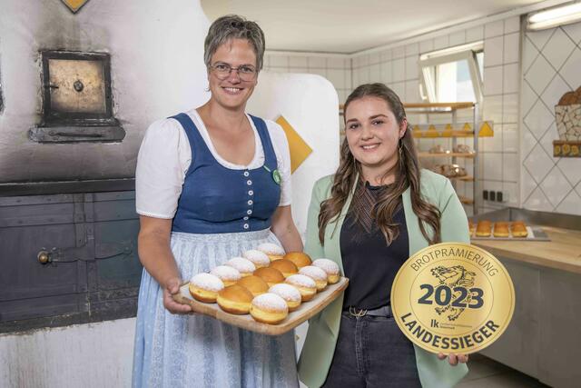 Die strahlende Landessiegerin Romana Nigitz (rechts) mit Landesbäuerin Viktoria Brandner (links). | Foto: LK Steiermark/Suppan