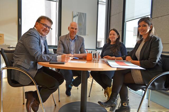 Markus Hödl (Stadtamtsdirektor Bruck), Regierungsrat Uwe Kroneis (Stadtamtsdirektor Trofaiach) mit den zuständigen Mitarbeiterinnen Nicole Wohltran (IKS Stadtgemeinde Trofaiach) und Yvonne Candic (IKS Stadtgemeinde Bruck), v. l. | Foto: Stadt Bruck