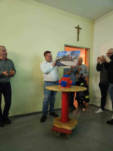 Herbert Widerna erhielt zu seinem Abschied ein Erinnerungsgeschenk. | Foto: FF Ravelsbach