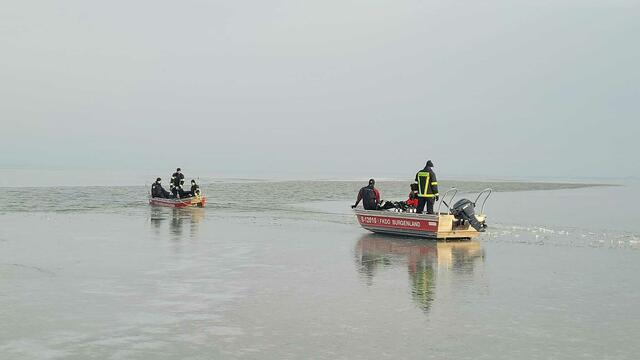 Die Feuerwehr sucht mit Sonargeräten den Neusiedler See nach dem Vermissten ab.  | Foto: Bezirksfeuerwehrkommando Neusiedl am See