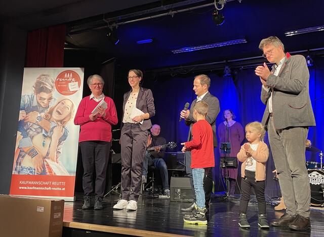Gerda Schwaiger aus Reutte (li.) gewinnt die 5.000 Euro.