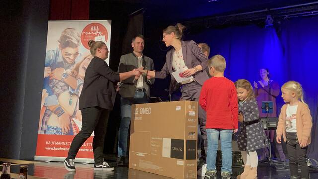 Ein TV Gerät im Wert von 800 Euro ging an Carina Meindel aus Höfen.