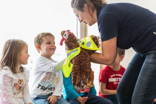 Henne "Berta" trägt Warnweste und zeigt den Kindern, wie gut man damit gesehen wird.  | Foto: KFV/APA-Fotoservice/Greindl