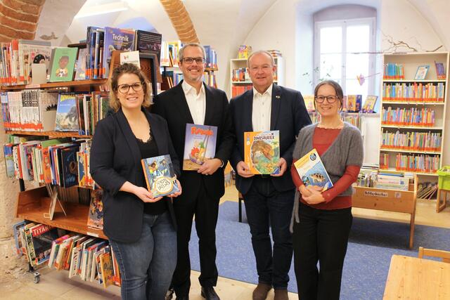 Stadtbücherei-Leiterin Martina Schäfer, Michael Rauscher, Johannes Waidbacher und Stadtbücherei-Mitarbeiterin Martina Bruckbauer (v. l.). | Foto: Stadt Braunau