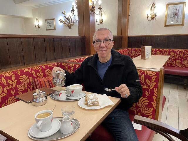 Ein Tag ohne Kuchen? Das gibt es bei Robert Herbe kaum: Dem "Cake of the Day" hat der Salzburger sogar einen Song gewidmet.
 | Foto: Lisa Gold
