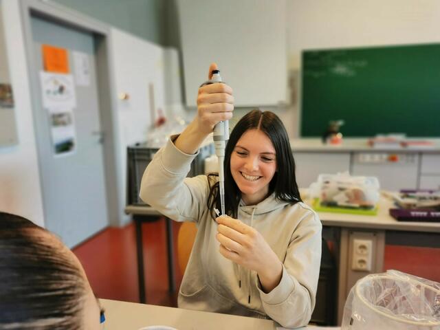 Kirchdorfer Maturaklassen erlebten anhand des eigenen Genmaterials einen tiefen Einblick in biologische Arbeitstechniken. | Foto: Karin Kalab