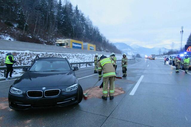 Noch während der Aufräumarbeiten wurde die Freiwillige Feuerwehr Werfen zu einer Fahrzeugbergung im eigenen Ortsgebiet gerufen. | Foto: Freiwillige Feuerwehr Pfarrwerfen