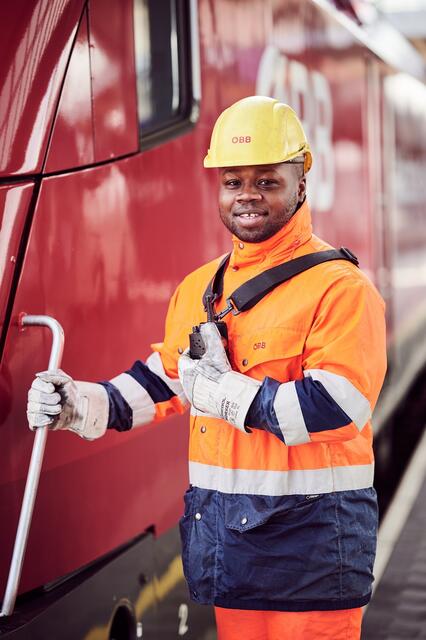 Da bereits die Ausbildung bezahlt wird, sind die Jobs auch für Quereinsteiger interessant. | Foto: ÖBB Knopp
