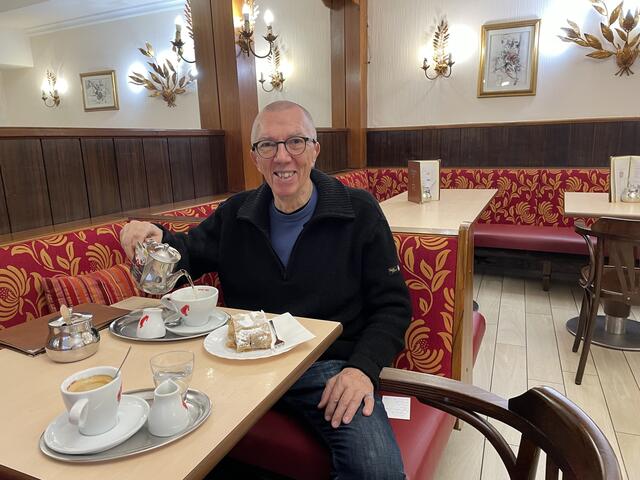 Eine kleine Auszeit bei Tee und seinem "Cake of the Day": Robert Herbe wählte dieses Mal einen Apfelstrudel.  | Foto: Lisa Gold