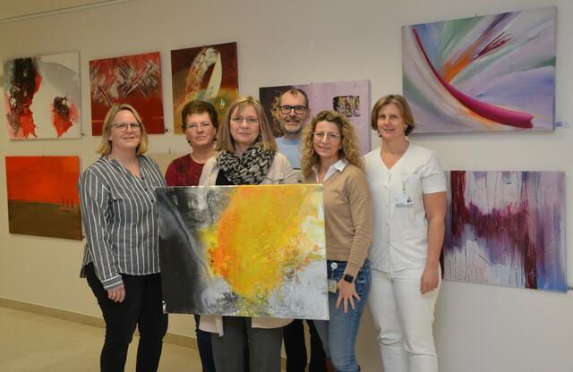 Andrea Habisohn, med. Schreibdienst, Brigitte Koller, med. Schreibdienst, Renate Kaufmann,
Künstlerin, Andreas Lausch, MAS, MBA, MSc, Pflegedirektor, Claudia Scherzer, Leitung med.
Schreibdienst, DGKP Doris Fidi, Bereichsleitung Pflege.  | Foto: Klinikum