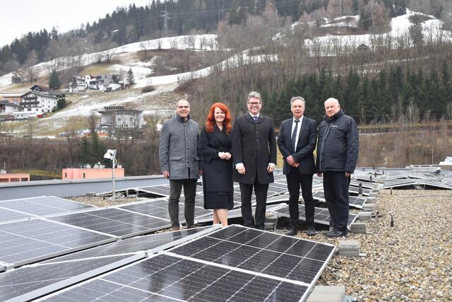 	HAK Landeck-1.jpg
Beim Besuch der HAK Landeck, an der eine neue PV-Anlage demnächst in Betrieb genommen wird (v.l.): Direktor Reinhold Greuter, LRin Cornelia Hagele, BM Martin Polaschek, Bildungsdirektor Paul Gappmaier und Präsidialleiter der Bildungsdirektion Reinhold Raffler. | Foto: Land Tirol/Krepper