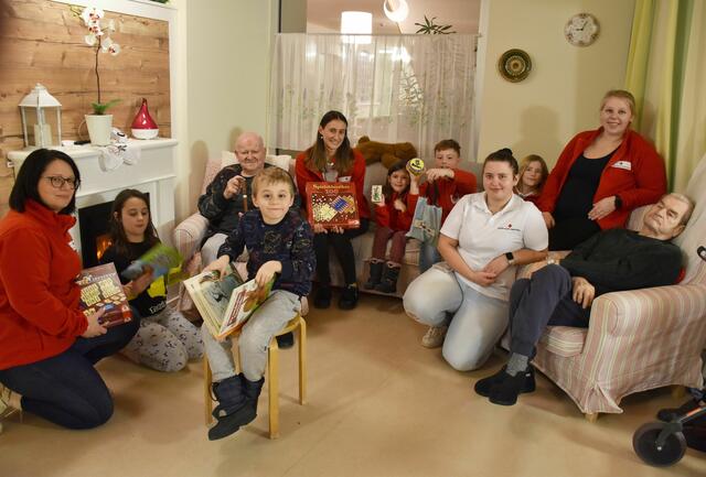 Im Bild: Gabriele Wisauer, Emanuel Habison, Lara Amon, Katharina Schindl, Franz Wallner, Alfred Reisinger, Viktoria Zach, Theresa Hofbauer, Simon Bittermann, Mia Dorr und Katrin Höfinger | Foto: PBZ Waidhofen