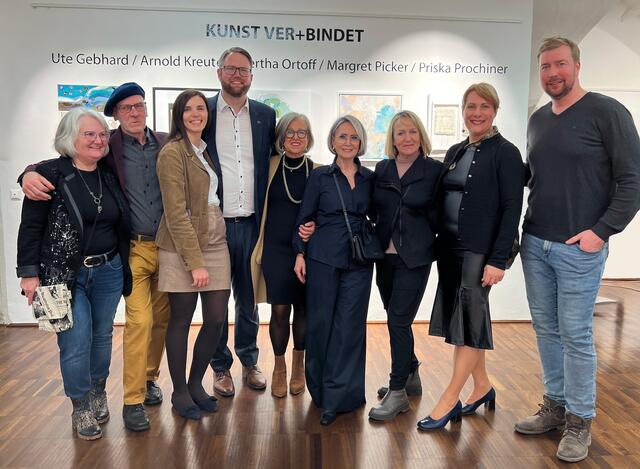 Freuten sich über die gelungene Vernissage: vl Ute Gebhard, Arnold Kreuter, Aurora Rupeni, Marc Germeshausen, Hertha Ortoff, Margret Picker, Priska Prochiner, Natalija Tschelej-Kreibich  und Thomas Pfeffer