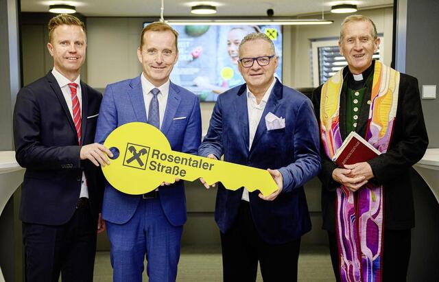 vlnr.: Gernot Matschnig RLB Kärnten, Manfred Wilhelmer Vorstandssprecher RLB Kärnten, Martin Arthofer Leiter Bankstelle Rosentaler Straße, Militärdekan Emmanuel Longin | Foto: Hude