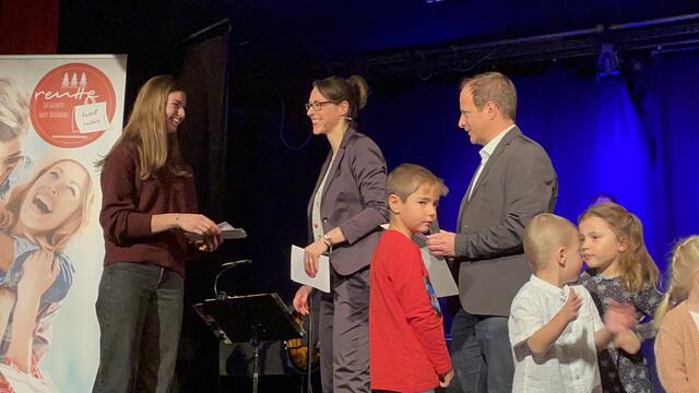 Eva Tschiderer freut sich über die 1.000 Euro Kaufmannschaftsgutscheine.