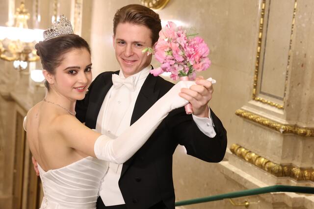 Kaiserlicher Anmut will Swarovski mit den Opernball-Debütantinnen mit der diesjährigen Tiara verschaffen.  | Foto: Katharina Schiffl/Swarovski