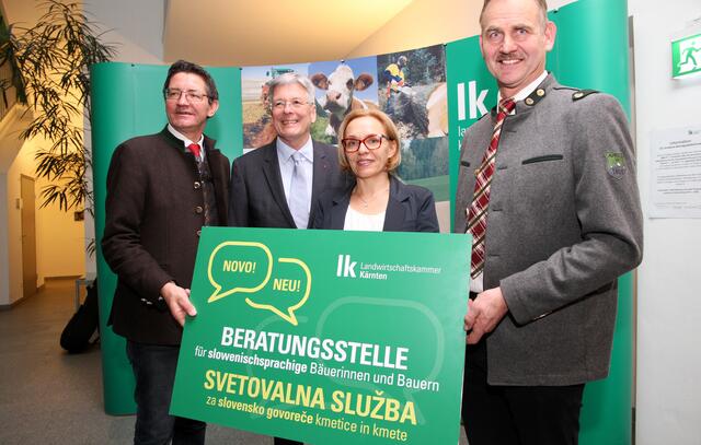 LK-Präsident Siegfried Huber, LH Peter Kaiser, Leiterin der Beratungsstelle Maria Mader-Tschertou und Marjan Čik (Fraktionssprecher der Kärntner Bäuerinnen und Bauern) freuen sich über Kärntens erste Beratungsstelke für slowenischsprachige Bäuerinnen und Bauern. | Foto: MeinBezirk.at