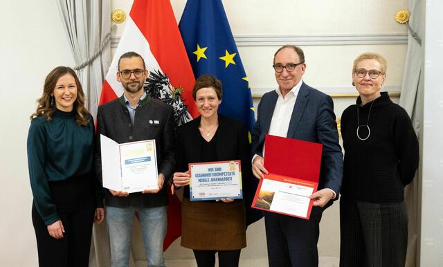 Vor kurzem verlieh Staatssekretärin Claudia Plakolm (l.) gemeinsam mit Bundesminister Johannes Rauch (2.v.r.) Urkunden für "Gesundheitskompetente Jugendarbeit“. | Foto: Alexander Zillbauer