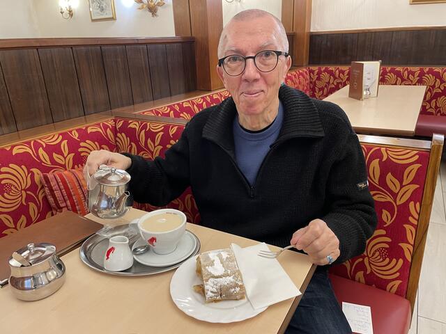 Eine kleine Auszeit bei Tee und seinem "Cake of the Day": Robert Herbe wählte dieses Mal einen Apfelstrudel.  | Foto: Lisa Gold