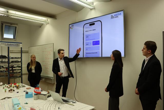 Die Diplomarbeit der vier Maturanten und Maturantinnen zeigte, wie man effektiv und smart Strom im IT-Raum sparen kann. | Foto: Elisabeth Mederle