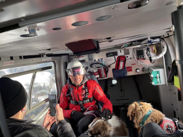 Mit einem kurzen Flug werden die Retter an die Situation gewöhnt. | Foto: Johannes Brandner