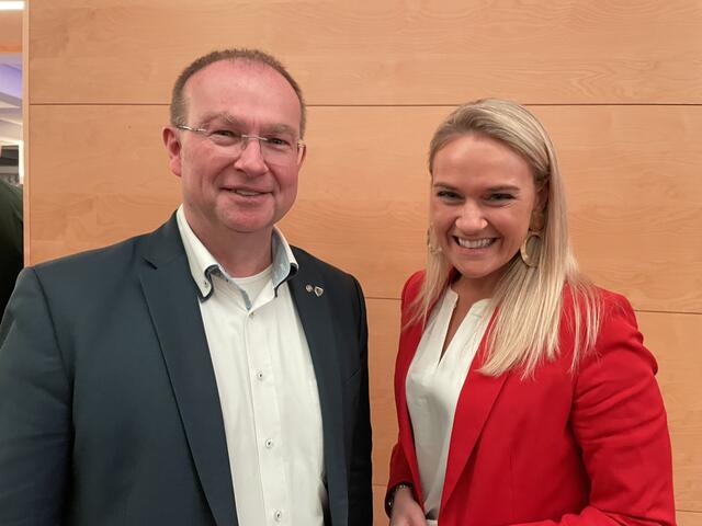 Braunaus Bürgermeister Hannes Waidbacher mit Moderatorin Kati Hochhold | Foto: Ebner